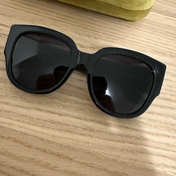 Gucci Sunglasses in Black with Gold Logo - Picture 4 of 6